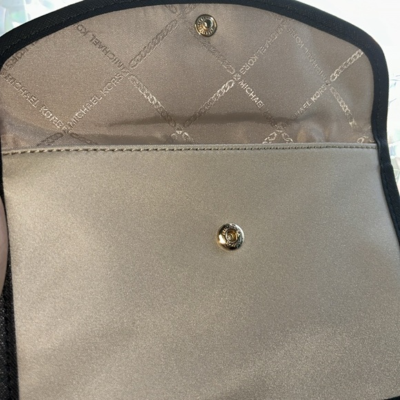 MICHAEL KORS SPORT/CASUAL NYLON WATER RESISTANT BEIGE WRISTLET CLUTCH NWOT - Picture 5 of 16